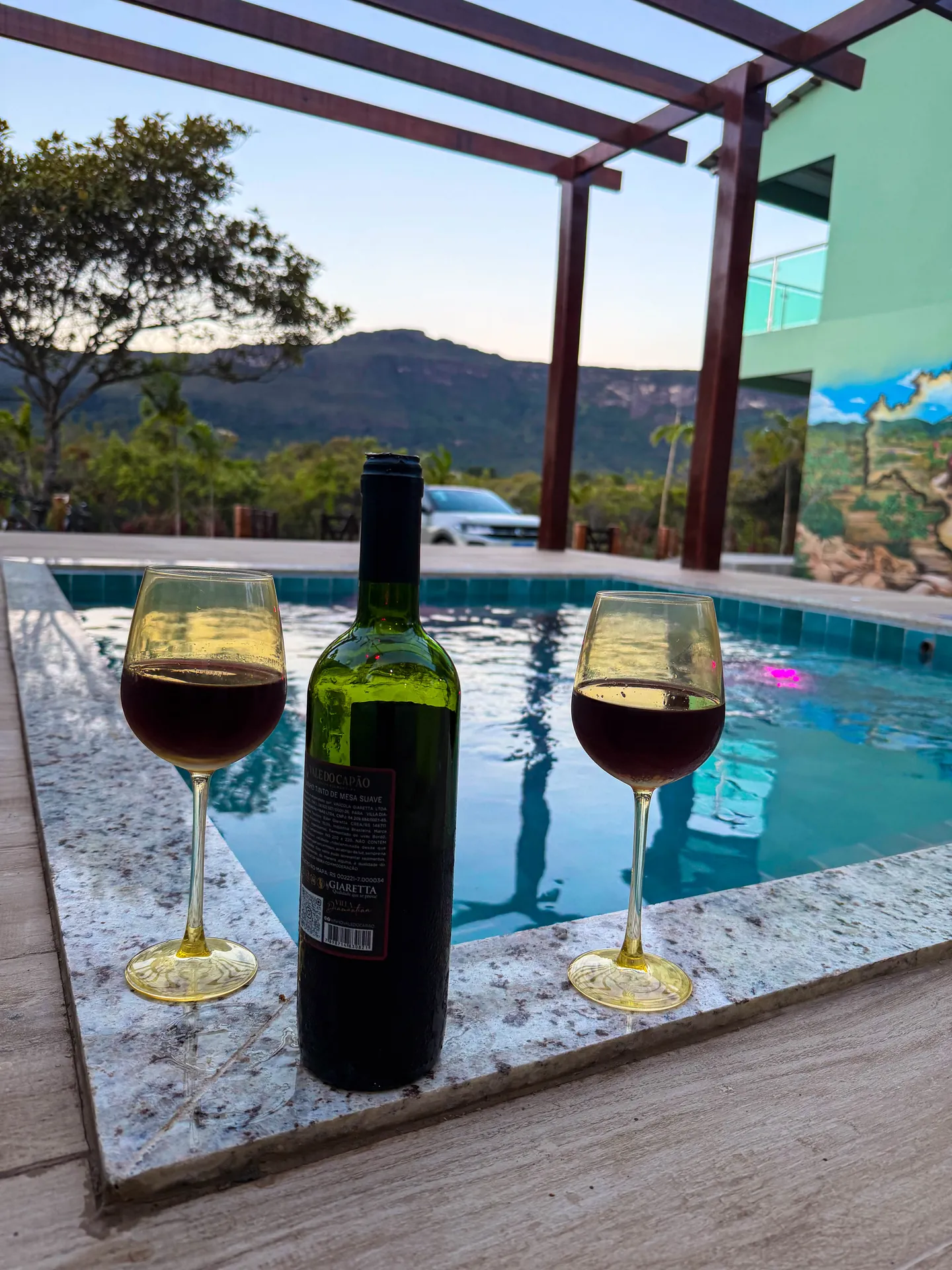 Momento de relaxamento à beira do ofurô